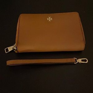 NWOT Tory Burch Robinson Wristlet/Wallet- Brown/Tan.
